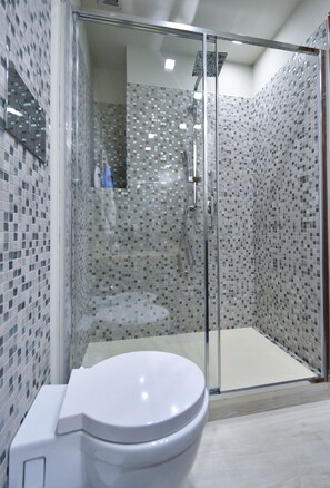 Grand Triple Room (Erato) | Bathroom | Shower, rainfall showerhead, free toiletries, hair dryer - Parnasus (Agrigento)
