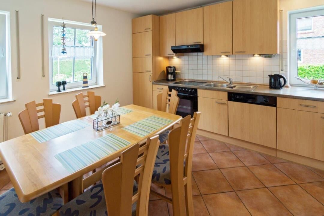 Een koelkast, een magnetron, een oven, een vaatwasser