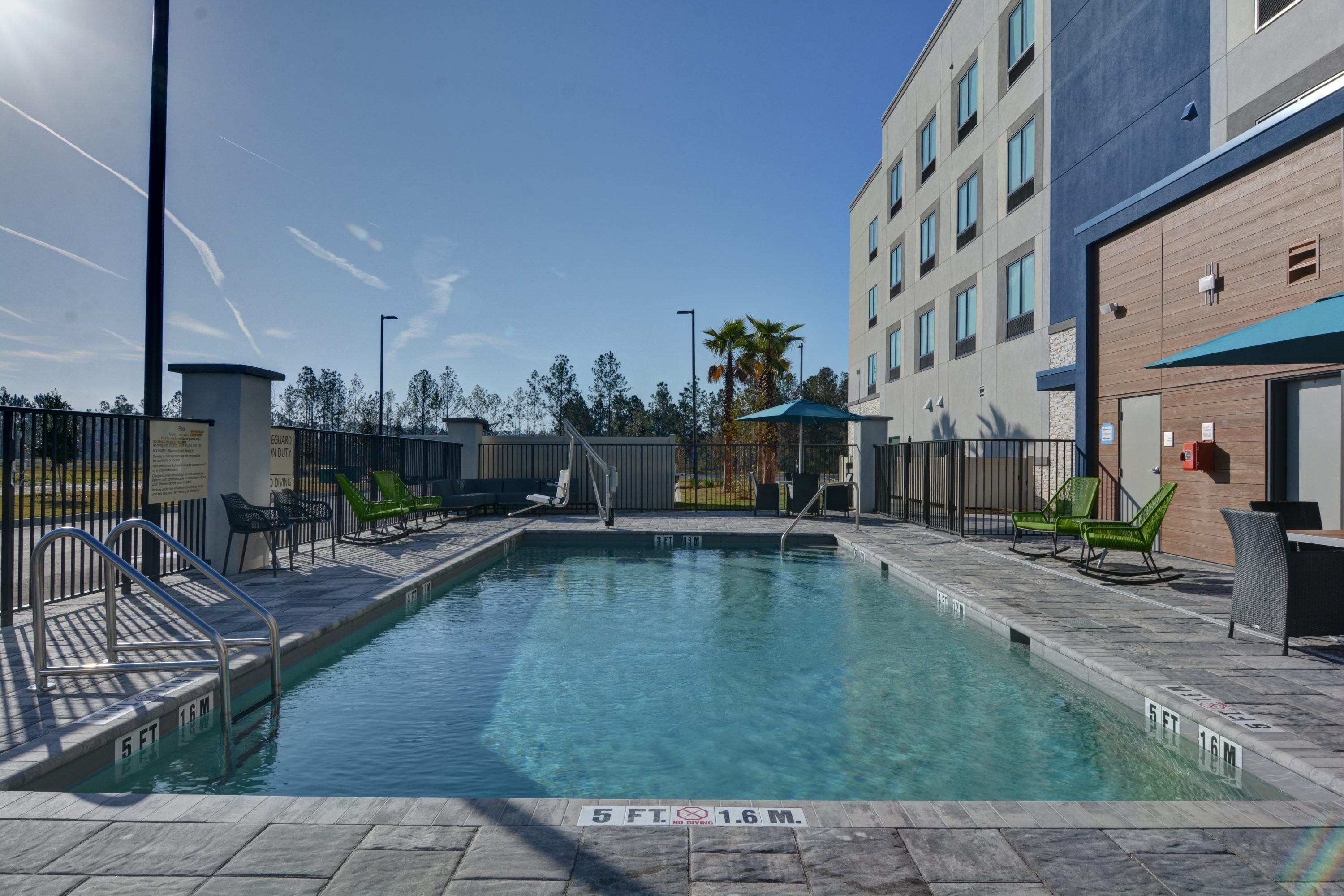 حمّام سباحة خارجي، مقاعد للتشمس