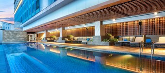 더블트리 바이 힐튼 수라바야