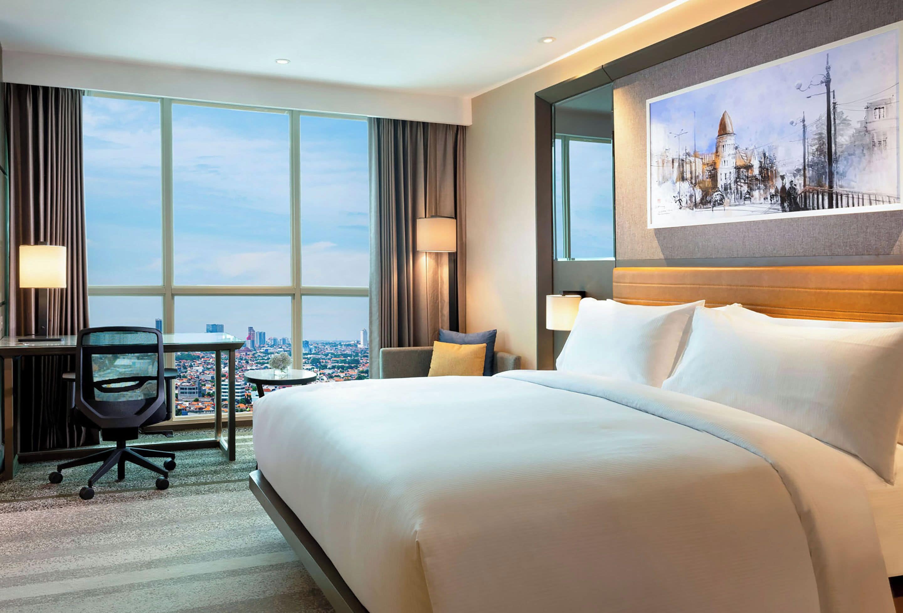 Senger med Select Comfort-madrass, minibar og safe på rommet