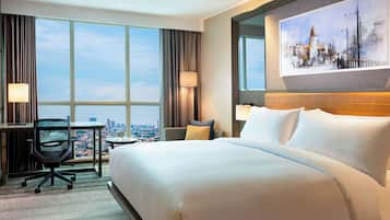 Senger med Select Comfort-madrass, minibar og safe på rommet