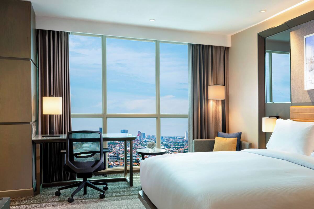 guest room, 1 king bed | 1 bedroom, select comfort beds, minibar, in-room safe