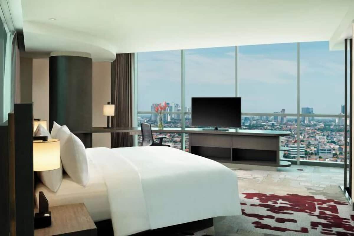 Select Comfort beds, minibar, in-room safe, desk