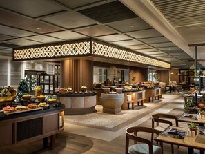 A modern hotel lobby with a central bar area, seating arrangements, and a decorative ceiling. - Doubletree By Hilton Surabaya (Surabaya)