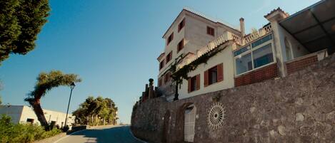 المنشأة من الخارج