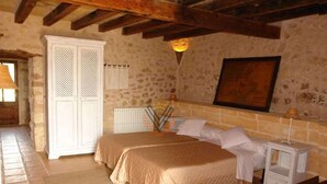 4 habitaciones, tabla de planchar con plancha, internet y ropa de cama 