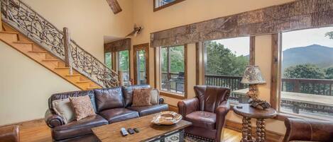 Televisión de pantalla plana y chimenea