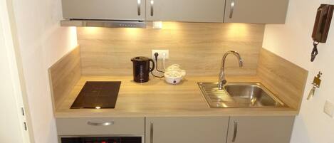 Fridge, oven, stovetop, coffee/tea maker