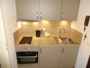 Fridge, oven, stovetop, coffee/tea maker