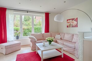 House, 2 Bedrooms (incl. Cleaning Fee 65 EUR) | Living area | 32-inch flat-screen TV with cable channels, TV, DVD player - Ferienhaus Dibbersen Wittenhögen (Buchholz in der Nordheide)