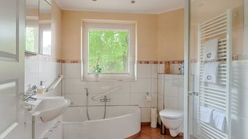 House, 2 Bedrooms (incl. Cleaning Fee 65 EUR) | Bathroom | Separate bathtub and shower, deep-soaking bathtub, free toiletries