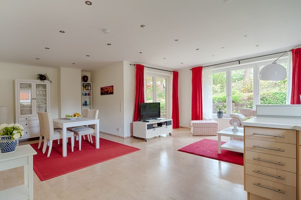 Maison, 2 chambres (incl. Cleaning Fee 65 EUR) | Aire de séjour | Téléviseur à écran plat de 32 po avec télévision par câble, téléviseur