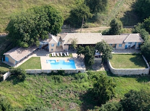 An aerial view of a property with a swimming pool, multiple buildings, and surrounding greenery. - Luxurious country house with private pool, giant terrace with panoramic views (Pomoshtitsa)