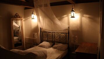 8 bedrooms, WiFi, bed sheets