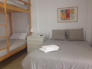 4 slaapkamers, een strijkplank/strijkijzer, wifi, beddengoed