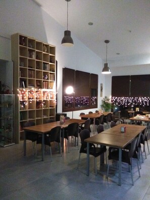 Dining - Glen Green Nature Center (HORNACHUELOS)