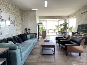 Smart-TV, Bücher, Stereoanlage, Computerbildschirme