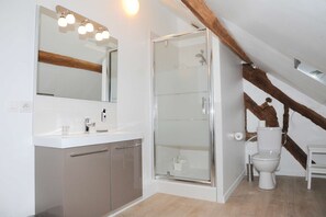 Douche, articles de toilette gratuits, sĂšche-cheveux