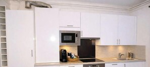 Réfrigérateur, micro-ondes, four, plaque de cuisson