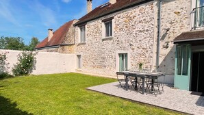 A stone building with a patio and a lawn. - La Ferme de Balizy is a property in Longjumeau, near Paris, Versailles, and Massy. (Longjumeau)