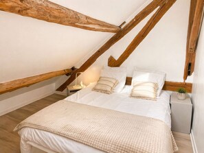 3 slaapkamers, een strijkplank/strijkijzer, wifi, beddengoed