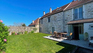 Outdoor dining - La Ferme de Balizy is a property in Longjumeau, near Paris, Versailles, and Massy. (Longjumeau)