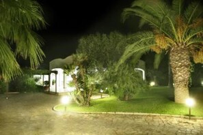 Property grounds - Magnificent sea view villa with large garden, a few steps from the sea (Gallipoli)