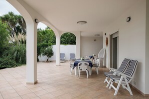 Outdoor dining - Magnificent sea view villa with large garden, a few steps from the sea (Gallipoli)