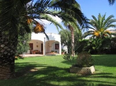 Magnificent sea view villa with large garden, a few steps from the sea