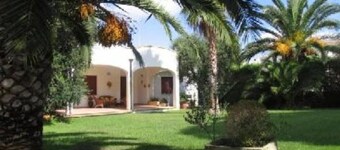 Splendida villa vista mare con grande giardino, a pochi passi dal mare