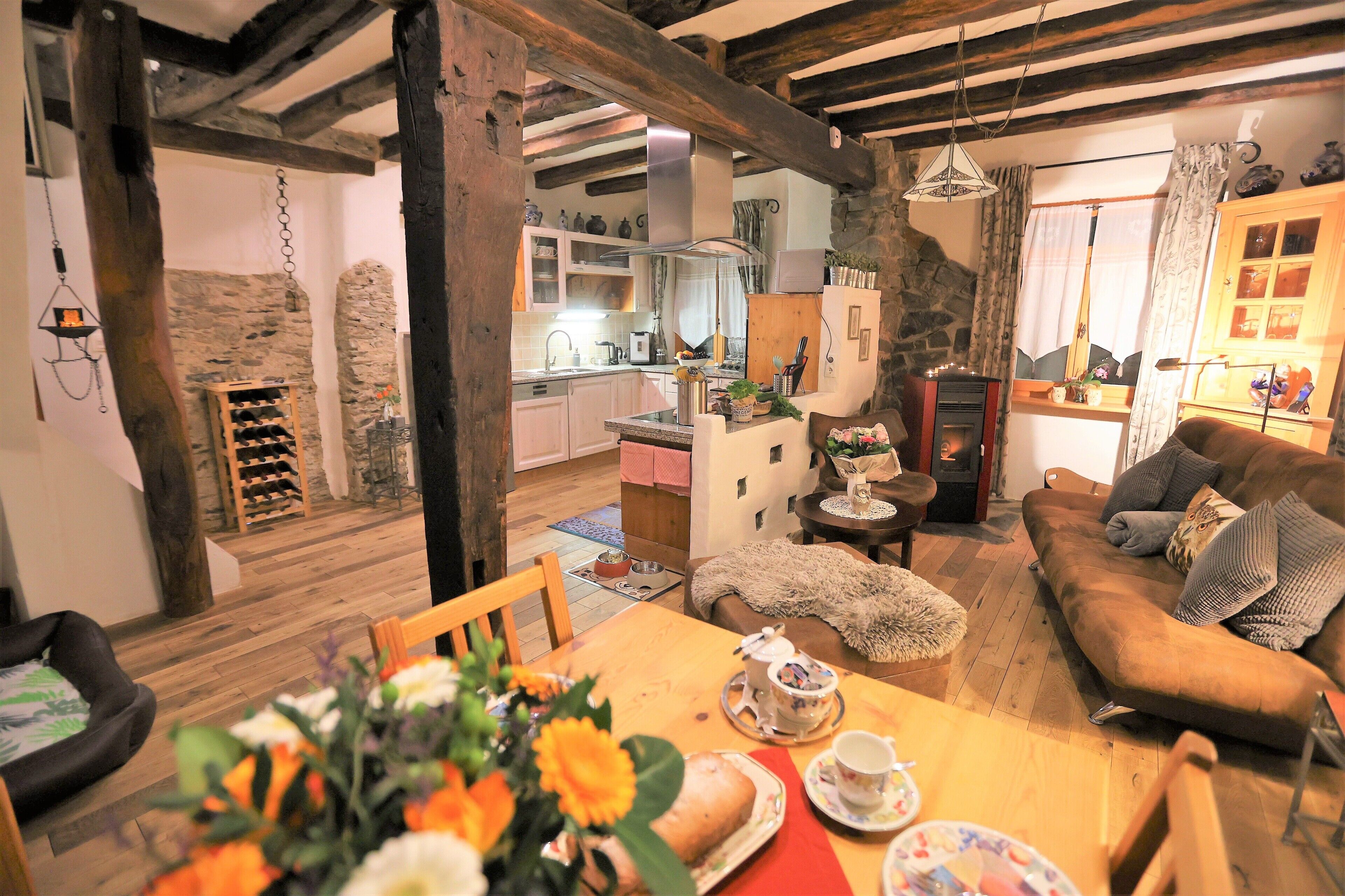 TV connectée, lecteur de DVD, table de tennis de table, livres