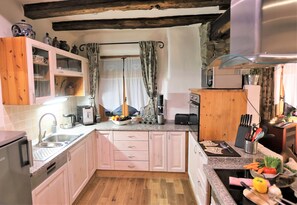 KĂŒhlschrank, Mikrowelle, Ofen, Herdplatte