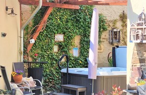 Outdoor spa tub - Wellness vacation home with private spa, outdoor and indoor whirlpool, sauna (Gappenach)