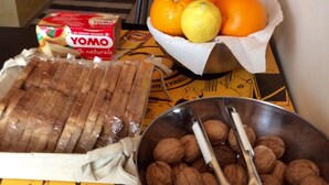 A kitchen counter with food items including bread, oranges, lemons, and walnuts. - Apartament roccabella (Jesi)