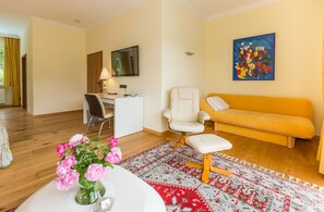 Driepersoonskamer | Woonruimte | Flatscreentelevisie