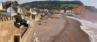 A beautiful conversion of a 400-year-old threshing barn. Pet-friendly.