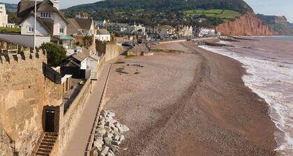 Von £ 22 pppn. Ein schöner Umbau einer 400 Jahre alten Dreschhütte. Haustierfreundlich.