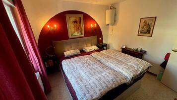 2 dormitorios, escritorio, tabla de planchar con plancha y cuna de viaje