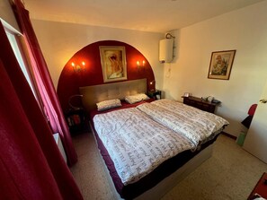 2 habitaciones, escritorio y tabla de planchar con plancha 