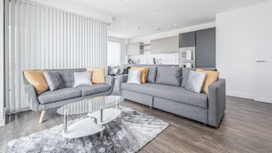 Deluxe Apartment, 2 Bedrooms | Living area | 42-inch Smart TV with digital channels, TV, Netflix - EMERALD APARTMENTS LONDON (Croydon)