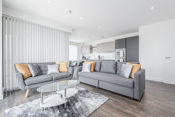 Deluxe appartement, 2 slaapkamers | Woonruimte | Een 42-inch smart-tv met digitale zenders, een televisie en Netflix