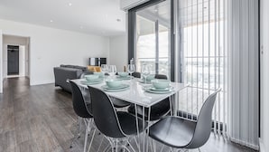 In-room dining - EMERALD APARTMENTS LONDON (Croydon)