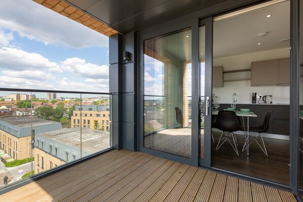 ดีลักซ์อพาร์ทเมนท์, 2 ห้องนอน | ลานระเบียง/นอกชาน