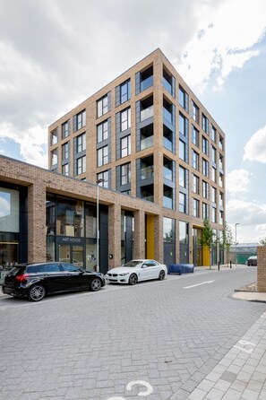 Property entrance - EMERALD APARTMENTS LONDON (Croydon)
