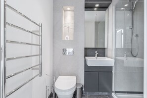 Een bad/douchecombinatie, een diep bad, een regendouche