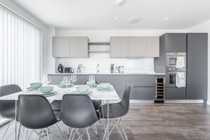 Deluxe Apartment, 2 Bedrooms | Private kitchen | Full-size fridge, microwave, oven, stovetop - EMERALD APARTMENTS LONDON (Croydon)