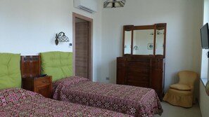 Habitación Confort (Art Noveau Bedroom) | Tabla de planchar con plancha, wifi gratis, ropa de cama