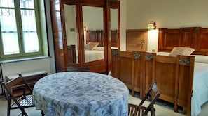 Apartamento, no piso térreo (Art Noveau Studio Apartment) | 1 quarto, ferros/tábuas de passar roupa, Wi-Fi de cortesia