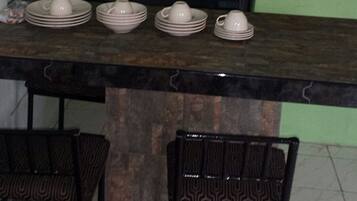 Refrigerador, placa de cocina, utensilios de cocina